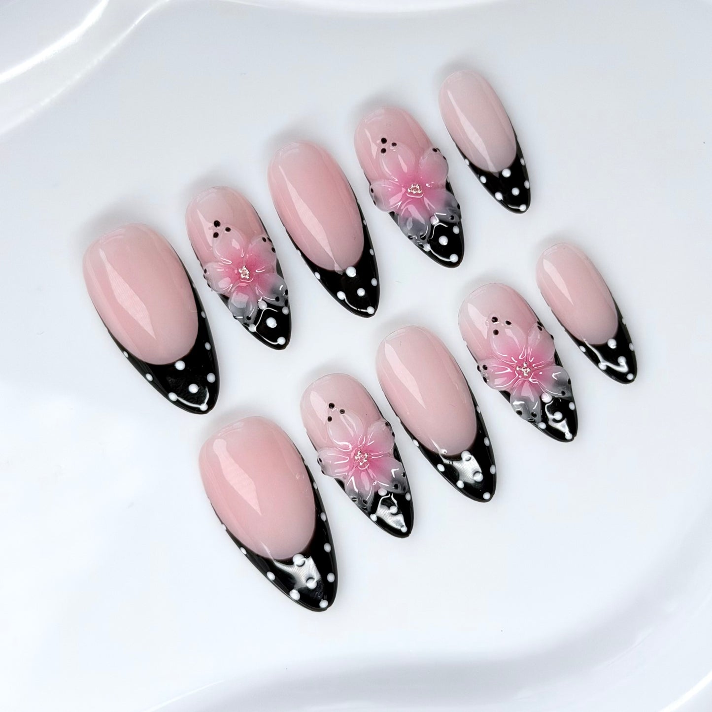 Noir Dot & Flora